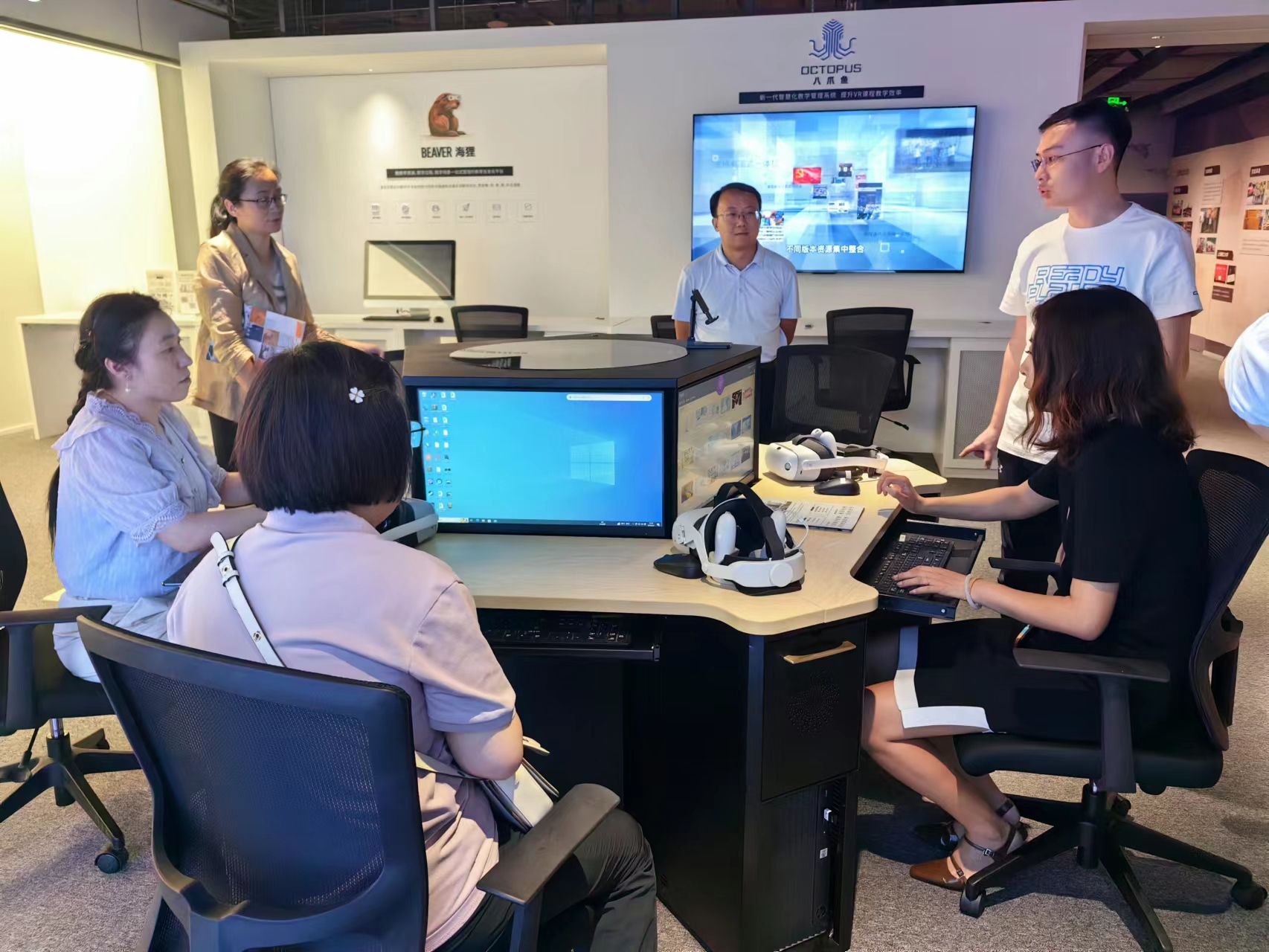 2-VR小组协同桌.jpg 2-VR小组协同桌.jpg