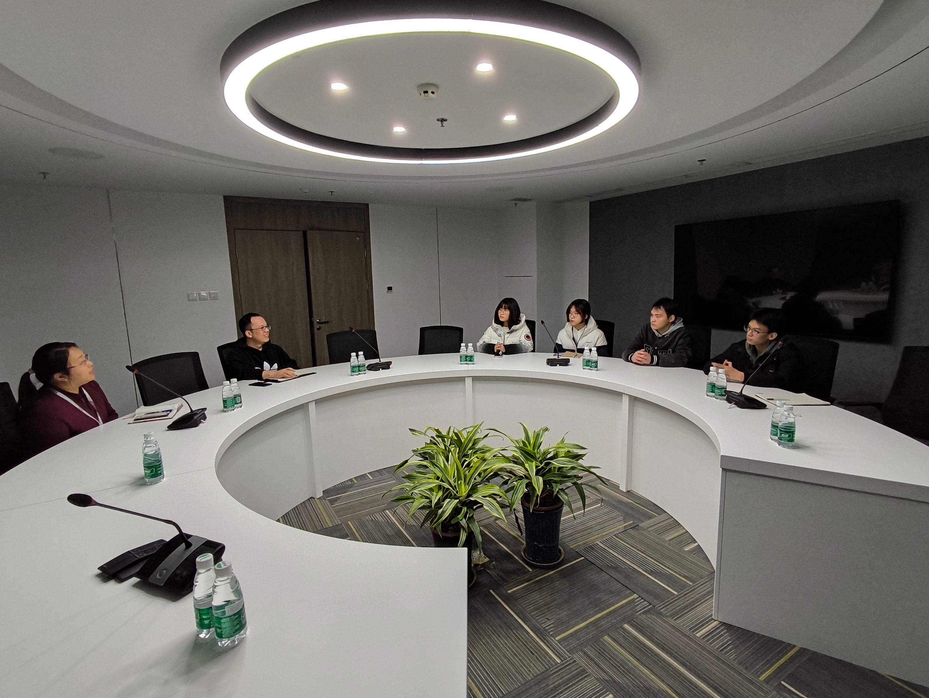 康弘-学生交流.jpg 康弘-学生交流.jpg