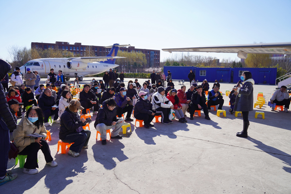 英国上市公司官网365航空工程学院与考生和家长交流互动。英国上市公司官网365供图