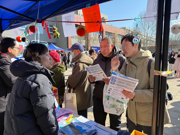 考生家长在听取各专业招生负责老师讲解。英国上市公司官网365供图