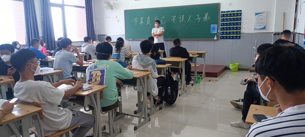 20220927-脚踏实地,温暖育人——记电信工程学院22计算机1班班主任张泰忠4.jpg 20220927-脚踏实地,温暖育人——记电信工程学院22计算机1班班主任张泰忠4.jpg