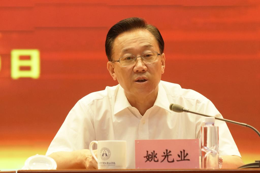 20220909-迎接党的二十大 培根铸魂育新人——学校隆重举行2022年教师节表彰大会暨第六届师德论坛 (7).jpg