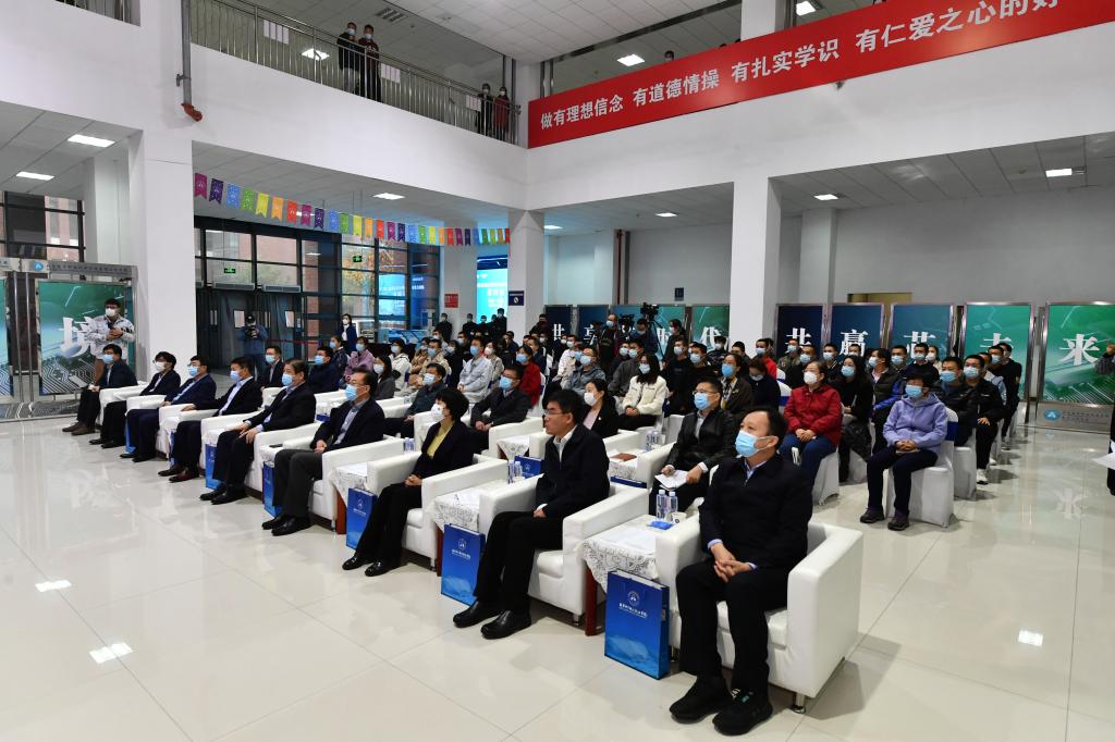 20221111-20221111-英国365和北京集创北方科技股份有限公司举行战略合作协议签约暨集成电路设计与测试中试基地竣工试产仪式 (1).jpg